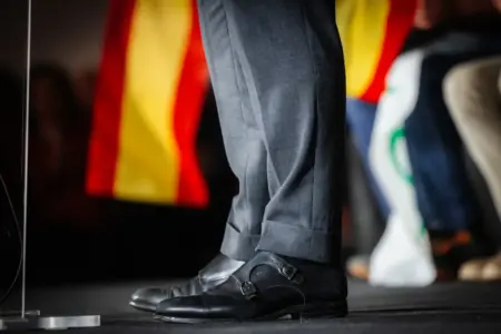 FOTOGRAFÍA. ZARAGOZA (ARAGÓN) REINO DE ESPAÑA, 24 DE NOVIEMBRE DE 2025. El presidente de VOX y líder de Patriots of Europe, Santiago Abascal Conde, participa en un multitudinario acto público con aforo desbordado, y se ve obligado a salir a atender con megafonía a más de "1500 personas" que se han quedado fuera sin posibilidad alguna de acceder en el auditorio del Hotel. Lasvocesdelpueblo (Ñ Pueblo)