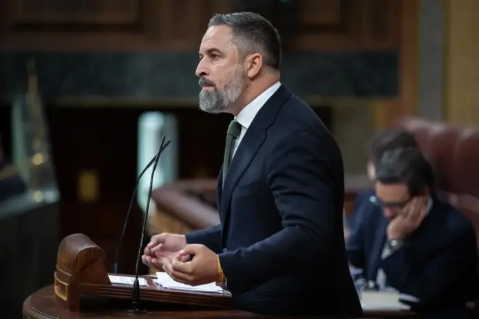 FOTOGRAFÍA. MADRID (REINO DE ESPAÑA), 12 DE NOVIEMBRE DE 2025. El presidente de VOX y de Patriots of Europe, Santiago Abascal Conde, tras la comparecencia del presidente del Gobierno de España y secretario general del Partido Socialista (PSOE), Pedro Sánchez Pérez-Castejón, este miércoles 12 de noviembre en sesión plenaria. Motivos: Pedro Sánchez Pérez-Castejón ha comparecido urgentemente ante el Pleno de la Cámara, comparecencia solicitada por la diputada del Grupo Parlamentario del Partido Popular (PP), Ester Muñoz de la Iglesia; y otros 129 Diputados, "para rendir cuentas sobre la corrupción que afecta a su Gobierno, su familia y al PSOE, concretamente sobre la imputación de nuevos delitos a su esposa, María Begoña Gómez Fernández (Begoña Gómez); la investigación judicial a [líder de los fontaneros del PSOE], María Leire Díez Castro (Leire Díez); y el incumplimiento de todas las recomendaciones en materia de prevención de la corrupción en la evaluación del GRECO que se tratará en el Consejo de Europa". Lasvocesdelpueblo (Ñ Pueblo)