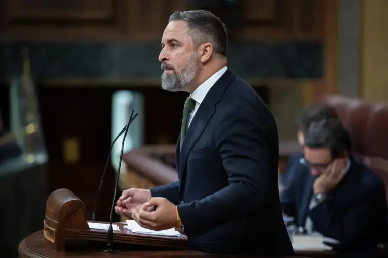 FOTOGRAFÍA. MADRID (REINO DE ESPAÑA), 12 DE NOVIEMBRE DE 2025. El presidente de VOX y de Patriots of Europe, Santiago Abascal Conde, tras la comparecencia del presidente del Gobierno de España y secretario general del Partido Socialista (PSOE), Pedro Sánchez Pérez-Castejón, este miércoles 12 de noviembre en sesión plenaria. Motivos: Pedro Sánchez Pérez-Castejón ha comparecido urgentemente ante el Pleno de la Cámara, comparecencia solicitada por la diputada del Grupo Parlamentario del Partido Popular (PP), Ester Muñoz de la Iglesia; y otros 129 Diputados, "para rendir cuentas sobre la corrupción que afecta a su Gobierno, su familia y al PSOE, concretamente sobre la imputación de nuevos delitos a su esposa, María Begoña Gómez Fernández (Begoña Gómez); la investigación judicial a [líder de los fontaneros del PSOE], María Leire Díez Castro (Leire Díez); y el incumplimiento de todas las recomendaciones en materia de prevención de la corrupción en la evaluación del GRECO que se tratará en el Consejo de Europa". Lasvocesdelpueblo (Ñ Pueblo)