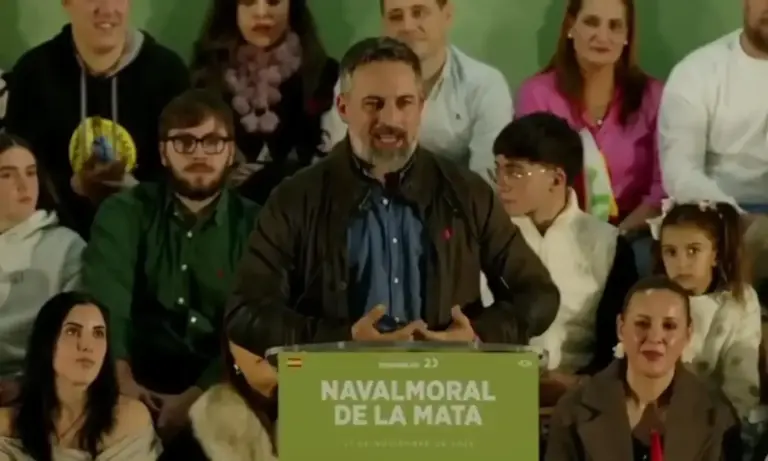 FOTOGRAFÍA. MAVALMORAL DE LA MATA (EXTREMADURA) REINO DE ESPAÑA, 21 DE NOVIEMBRE DE 2025. El presidente de VOX, Santiago Abascal Conde, participó esta noche en un mitin de precampaña electoral en Navalmoral de la Mata (Extremadura), en marco de las elecciones Extremadura 21D.