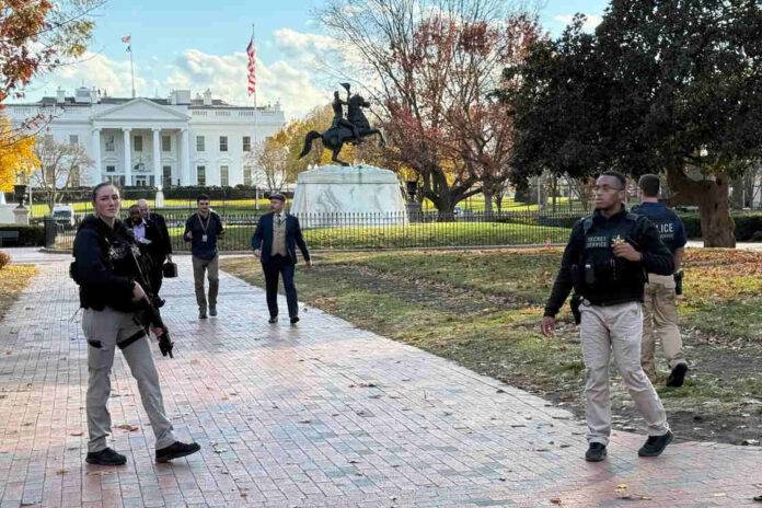 Agentes de la Guardia Nacional siguen en estado crítico y no han fallecido FOTOGRAFÍA. WASHINGTON (ESTADOS UNIDOS DE AMÉRICA), 26 DE NOVIEMBRE DE 2025. Integrantes del Servicio Secreto de los Estados Unidos custodian la entrada de la Casa Blanca este miércoles, en Washington (EE.UU.). Efe