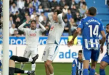 Alavés frena en seco al Espanyol (2-1) FOTOGRAFÍA. VITORIA (LAS VASCONGADAS) REINO DE ESPAÑA, 02 DE NOVIEMBRE DE 2025. El centrocampista del Espanyol Antoniu Roca (c) se lamenta tras una ocasión fallada en el partido de LaLiga entre el Alavés y el Espanyol disputado este domingo en el estadio de Mendizorrotza. Efe