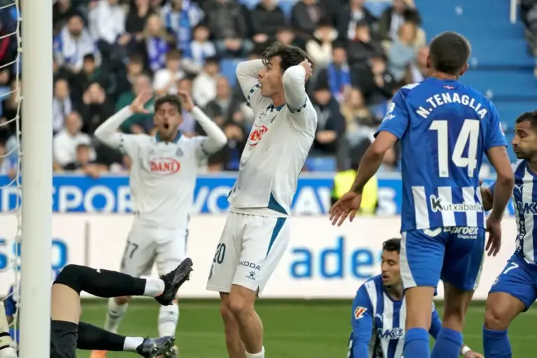 FOTOGRAFÍA. VITORIA (LAS VASCONGADAS) REINO DE ESPAÑA, 02 DE NOVIEMBRE DE 2025. El centrocampista del Espanyol Antoniu Roca (c) se lamenta tras una ocasión fallada en el partido de LaLiga entre el Alavés y el Espanyol disputado este domingo en el estadio de Mendizorrotza. Efe