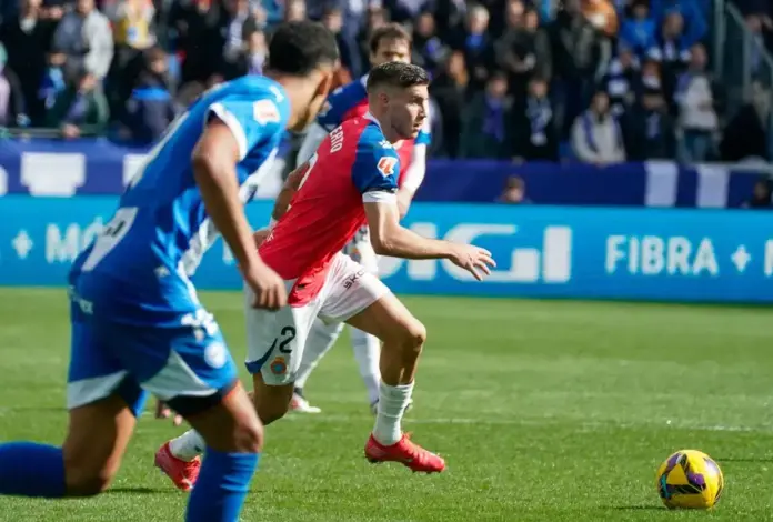 FOTOGRAFÍA. VITORIA (LAS VASCONGADAS) REINO DE ESPAÑA, 22 DE FEBRERO DE 2025. Roberto Fernández, del Espanyol, en acción contra el Alavés este sábado en Vitoria, Comunidad Autónoma de las Vascongadas. Efe
