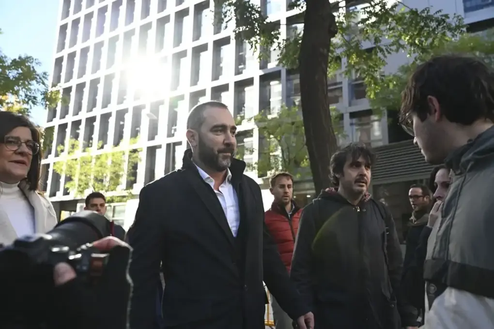 FOTOGRAFÍA. MADRID (REINO DE ESPAÑA), 27 DE NOVIEMBRE DE 2025. CASO KOLDO/CASO PSOE. El empresario corrupto/corruptor, conocido como "comisionista" en la trama socialista de la mascarillas de la pandemia del coronavirus (COVID 19), Víctor Gonzalo de Aldama Delgado (Víctor de Aldama) a su salida de la Audiencia Nacional este jueves. Efe