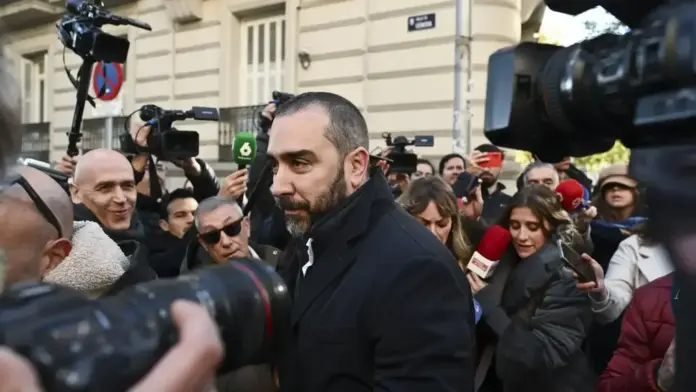 FOTOGRAFÍA. MADRID (REINO DE ESPAÑA), 27 DE NOVIEMBRE DE 2025. CASO KOLDO/CASO PSOE. El empresario corrupto/corruptor, conocido como "comisionista" en la trama socialista de la mascarillas de la pandemia del coronavirus (COVID 19), Víctor Gonzalo de Aldama Delgado (Víctor de Aldama) a su salida de la Audiencia Nacional este jueves. Efe