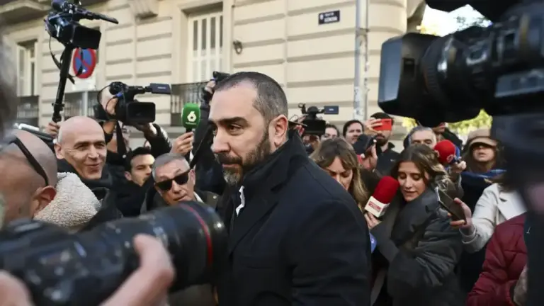 FOTOGRAFÍA. MADRID (REINO DE ESPAÑA), 27 DE NOVIEMBRE DE 2025. CASO KOLDO/CASO PSOE. El empresario corrupto/corruptor, conocido como "comisionista" en la trama socialista de la mascarillas de la pandemia del coronavirus (COVID 19), Víctor Gonzalo de Aldama Delgado (Víctor de Aldama) a su salida de la Audiencia Nacional este jueves. Efe