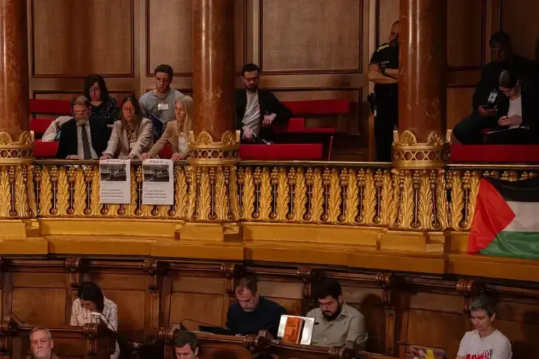 FOTOGRAFÍA. BARCELONA (CATALUÑA) REINO DE ESPAÑA, 31 DE OCTUBRE DE 2025. Los vecinos, entre ellos simpatizantes y miembros de VOX denunciaron hoy en al menos dos carteles la violencia extrema registrada el pasado sábado, 22 de octubre de 2025, en la calle Mas Casanovas número 86, con el titular "Tres encapuchados apuñalan a un menor en Barcelona". Curiosamente, el alcalde de Barcelona por el Partido Socialista (PSOE/PSC), Jaume Collboni Cuadrado, ha hecho retirar un cartel anti-violencia en el que recordaban la inseguridad que padecen los ciudadanos a diario por las calles de la ciudad de Barcelona, mientras, el Gobierno del PSOE/PSC mantiene en el mismo Pleno Municipal la bandera de Palestina. Lasvocesdelpueblo (Ñ Pueblo)