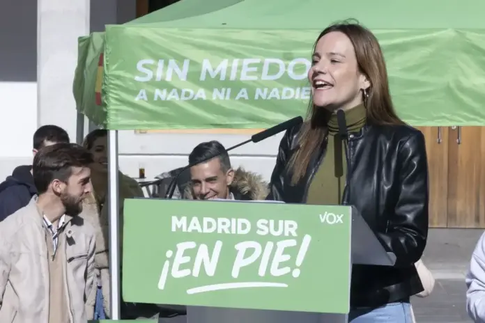 FOTOGRAFÍA. FUENLABRADA (COMUIDAD DE MADRID) REINO DE ESPAÑA, 16 DE NOVIEMBRE DE 2025. Los dirigentes de VOX, la portavoz del Grupo Parlamentario de VOX en la Asamblea de Madrid, Isabel La Buena (Isabel Pérez Moniño-Aranda); el portavoz nacional; el Seguridad, Inmigración y Asuntos de Interior de VOX, Samuel Vázquez Álvarez; el portavoz nacional y diputado del Grupo Parlamentario de VOX en la Asamblea de Madrid, José Antonio Fúster Lamelas; el jefe de los Servicio Jurídicos nacionales de VOX y jefe de la delegación de VOX en Bruselas (Parlamento Europeo), Jorge Buxadé Villalba; entre otros dirigentes de la disidencia patriota obrera española, han participado este domingo en el acto público del partido político que preside Santiago Abascal Conde, VOX, organizado bajo lema "Madrid Sur en Pie". Lasvocesdelpueblo (Ñ Pueblo)