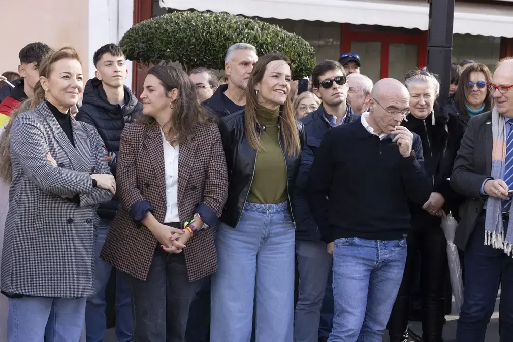 FOTOGRAFÍA. FUENLABRADA (COMUIDAD DE MADRID) REINO DE ESPAÑA, 16 DE NOVIEMBRE DE 2025. Los dirigentes de VOX, la portavoz del Grupo Parlamentario de VOX en la Asamblea de Madrid, Isabel La Buena (Isabel Pérez Moniño-Aranda); el portavoz nacional; el Seguridad, Inmigración y Asuntos de Interior de VOX, Samuel Vázquez Álvarez; el portavoz nacional y diputado del Grupo Parlamentario de VOX en la Asamblea de Madrid, José Antonio Fúster Lamelas; el jefe de los Servicio Jurídicos nacionales de VOX y jefe de la delegación de VOX en Bruselas (Parlamento Europeo), Jorge Buxadé Villalba; entre otros dirigentes de la disidencia patriota obrera española, han participado este domingo en el acto público del partido político que preside Santiago Abascal Conde, VOX, organizado bajo lema "Madrid Sur en Pie". Lasvocesdelpueblo (Ñ Pueblo)