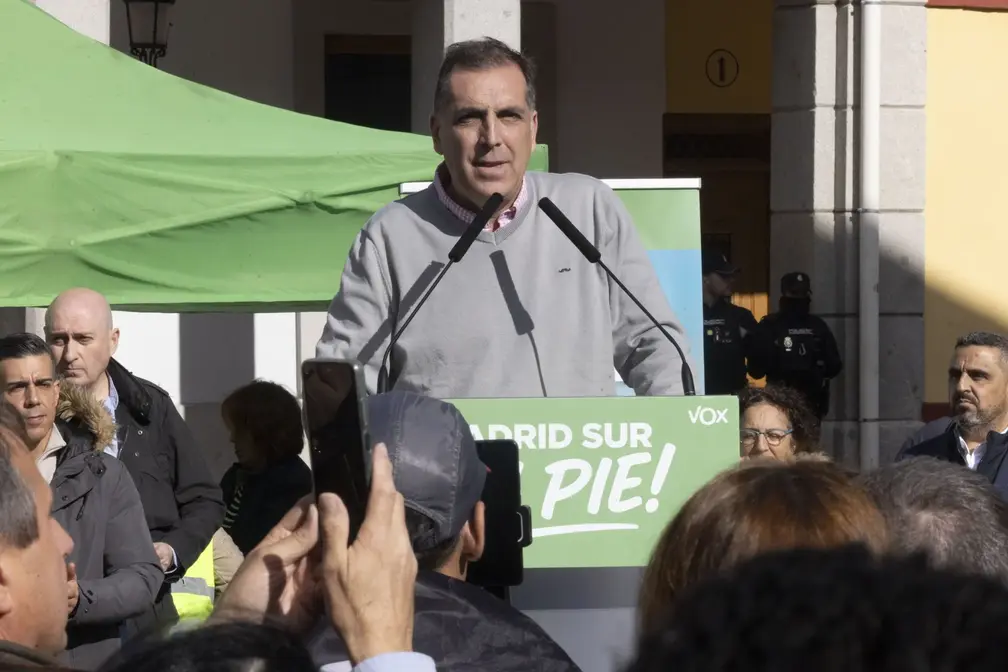 FOTOGRAFÍA. FUENLABRADA (COMUIDAD DE MADRID) REINO DE ESPAÑA, 16 DE NOVIEMBRE DE 2025. Los dirigentes de VOX, la portavoz del Grupo Parlamentario de VOX en la Asamblea de Madrid, Isabel La Buena (Isabel Pérez Moniño-Aranda); el portavoz nacional; el Seguridad, Inmigración y Asuntos de Interior de VOX, Samuel Vázquez Álvarez; el portavoz nacional y diputado del Grupo Parlamentario de VOX en la Asamblea de Madrid, José Antonio Fúster Lamelas; el jefe de los Servicio Jurídicos nacionales de VOX y jefe de la delegación de VOX en Bruselas (Parlamento Europeo), Jorge Buxadé Villalba; entre otros dirigentes de la disidencia patriota obrera española, han participado este domingo en el acto público del partido político que preside Santiago Abascal Conde, VOX, organizado bajo lema "Madrid Sur en Pie". Lasvocesdelpueblo (Ñ Pueblo)