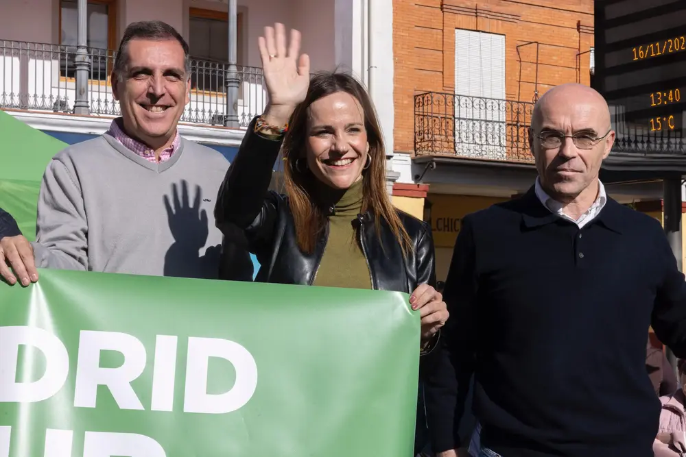 FOTOGRAFÍA. FUENLABRADA (COMUIDAD DE MADRID) REINO DE ESPAÑA, 16 DE NOVIEMBRE DE 2025. Los dirigentes de VOX, la portavoz del Grupo Parlamentario de VOX en la Asamblea de Madrid, Isabel La Buena (Isabel Pérez Moniño-Aranda); el portavoz nacional; el Seguridad, Inmigración y Asuntos de Interior de VOX, Samuel Vázquez Álvarez; el portavoz nacional y diputado del Grupo Parlamentario de VOX en la Asamblea de Madrid, José Antonio Fúster Lamelas; el jefe de los Servicio Jurídicos nacionales de VOX y jefe de la delegación de VOX en Bruselas (Parlamento Europeo), Jorge Buxadé Villalba; entre otros dirigentes de la disidencia patriota obrera española, han participado este domingo en el acto público del partido político que preside Santiago Abascal Conde, VOX, organizado bajo lema "Madrid Sur en Pie". Lasvocesdelpueblo (Ñ Pueblo)