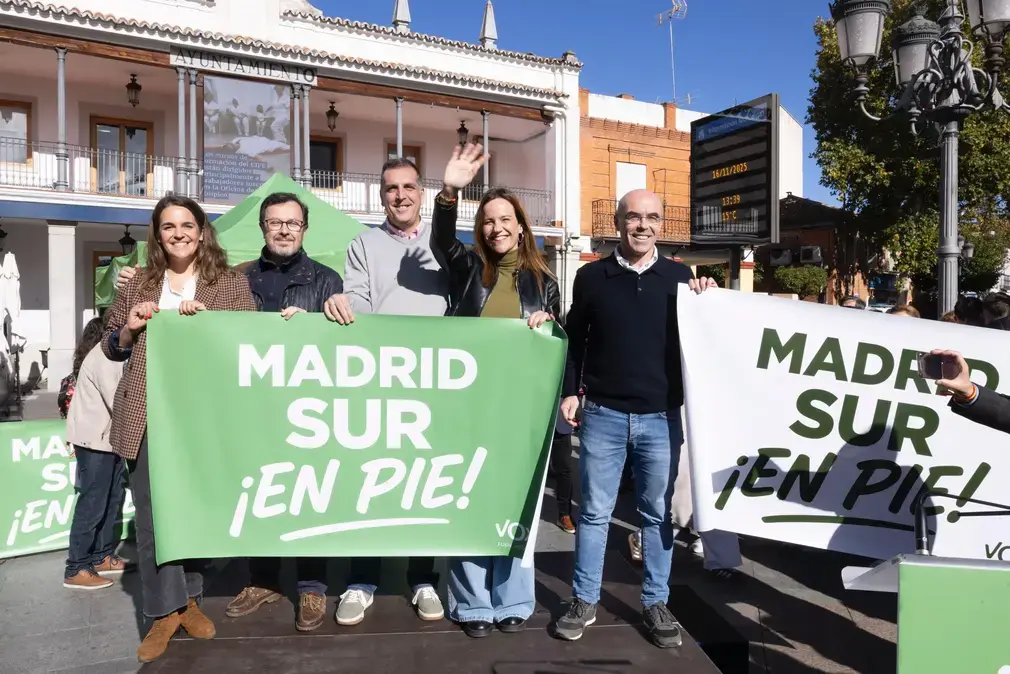 FOTOGRAFÍA. FUENLABRADA (COMUIDAD DE MADRID) REINO DE ESPAÑA, 16 DE NOVIEMBRE DE 2025. Los dirigentes de VOX, la portavoz del Grupo Parlamentario de VOX en la Asamblea de Madrid, Isabel La Buena (Isabel Pérez Moniño-Aranda); el portavoz nacional; el Seguridad, Inmigración y Asuntos de Interior de VOX, Samuel Vázquez Álvarez; el portavoz nacional y diputado del Grupo Parlamentario de VOX en la Asamblea de Madrid, José Antonio Fúster Lamelas; el jefe de los Servicio Jurídicos nacionales de VOX y jefe de la delegación de VOX en Bruselas (Parlamento Europeo), Jorge Buxadé Villalba; entre otros dirigentes de la disidencia patriota obrera española, han participado este domingo en el acto público del partido político que preside Santiago Abascal Conde, VOX, organizado bajo lema "Madrid Sur en Pie". Lasvocesdelpueblo (Ñ Pueblo)