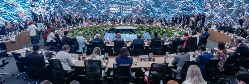 El globalismo climático vincula la «hambre» con el «cambio climático» FOTOGRAFÍA. BELÉM (BRASIL), 07 DE NOVIEMBRE DE 2025. El documento del llamado "COP30" del globalismo climático WOKE, "Declaración de Belém sobre Hambre, Pobreza y Acción Climática Centrada en las Personas (Belem Declaration on Hunger, Poverty and Human-Centered Climate Action)", ha sido frmado por Brasil, San Cristóbal y Nieves, Colombia, Sudán, Bielorrusia, Eslovenia, Guinea-Bissau, Corea del Norte, Ecuador, Uruguay, República del Congo, Alemania, Myanmar, Ruanda, Eslovaquia, Austria, España, Portugal, China, Dinamarca, Cabo Verde, Kirguistán, Zimbabue, Chile, Seychelles, República Dominicana, Mauritania, Guinea, Panamá, Reino Unido, Países Bajos, Cuba, Mozambique, Kazajistán, Haití, Unión Europea, Noruega, México, Malasia, Zambia, Etiopía, Indonesia, Perú y Francia. Lasvocesdelpueblo (Ñ Pueblo)