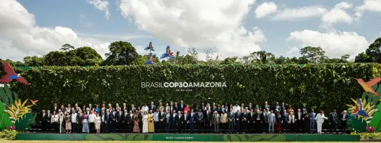 FOTOGRAFÍA. BELÉM (BRASIL), 07 DE NOVIEMBRE DE 2025. El documento del llamado "COP30" del globalismo climático WOKE, "Declaración de Belém sobre Hambre, Pobreza y Acción Climática Centrada en las Personas (Belem Declaration on Hunger, Poverty and Human-Centered Climate Action)", ha sido frmado por Brasil, San Cristóbal y Nieves, Colombia, Sudán, Bielorrusia, Eslovenia, Guinea-Bissau, Corea del Norte, Ecuador, Uruguay, República del Congo, Alemania, Myanmar, Ruanda, Eslovaquia, Austria, España, Portugal, China, Dinamarca, Cabo Verde, Kirguistán, Zimbabue, Chile, Seychelles, República Dominicana, Mauritania, Guinea, Panamá, Reino Unido, Países Bajos, Cuba, Mozambique, Kazajistán, Haití, Unión Europea, Noruega, México, Malasia, Zambia, Etiopía, Indonesia, Perú y Francia. Lasvocesdelpueblo (Ñ Pueblo)