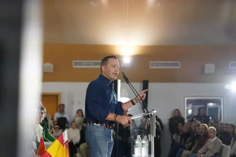 FOTOGRAFÍA. MAVALMORAL DE LA MATA (EXTREMADURA) REINO DE ESPAÑA, 21 DE NOVIEMBRE DE 2025. El candidato de VOX a la Presidencia del Gobierno de la Junta de Extremadura para las elecciones autonómicas del próximo 21 de diciembre, 21D, Óscar Fernández Calle. Lasvocesdelpueblo (Ñ Pueblo)