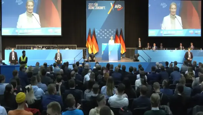 FOTOGRAFÍA. GIESSEN (ALEMANIA), 29 DE NOVIEMBRE DE 2025. La mandataria de la formación patriota anti-WOKE y anti-globalismo alemana Alternative für Deutschland (AFD), en español "Alternativa para Alemania (AfD), Alice Weidel, ha participado este sábado a la asamblea fundacional de la organización juvenil patriota de esta formación política que es en la actualidad la primera en los sondeos, llamada "Generation Deutschland", en español "Generación Alemania", desafiando a los grupos nazis Antifa movilizados por las organizaciones del nacionalsocialismo de siempre, liderados por sindicalista nacionalsocialista Deutscher Gewerkschaftsbund (DGB), herramienta del fracasado nazismo-socialista alemán. Lasvocesdelpueblo (Ñ Pueblo)
