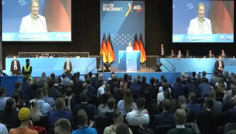 FOTOGRAFÍA. GIESSEN (ALEMANIA), 29 DE NOVIEMBRE DE 2025. La mandataria de la formación patriota anti-WOKE y anti-globalismo alemana Alternative für Deutschland (AFD), en español "Alternativa para Alemania (AfD), Alice Weidel, ha participado este sábado a la asamblea fundacional de la organización juvenil patriota de esta formación política que es en la actualidad la primera en los sondeos, llamada "Generation Deutschland", en español "Generación Alemania", desafiando a los grupos nazis Antifa movilizados por las organizaciones del nacionalsocialismo de siempre, liderados por sindicalista nacionalsocialista Deutscher Gewerkschaftsbund (DGB), herramienta del fracasado nazismo-socialista alemán. Lasvocesdelpueblo (Ñ Pueblo)