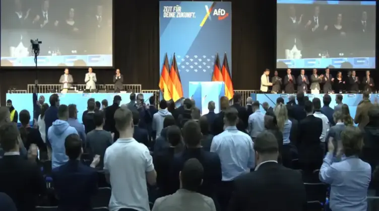 FOTOGRAFÍA. GIESSEN (ALEMANIA), 29 DE NOVIEMBRE DE 2025. La mandataria de la formación patriota anti-WOKE y anti-globalismo alemana Alternative für Deutschland (AFD), en español "Alternativa para Alemania (AfD), Alice Weidel, ha participado este sábado a la asamblea fundacional de la organización juvenil patriota de esta formación política que es en la actualidad la primera en los sondeos, llamada "Generation Deutschland", en español "Generación Alemania", desafiando a los grupos nazis Antifa movilizados por las organizaciones del nacionalsocialismo de siempre, liderados por sindicalista nacionalsocialista Deutscher Gewerkschaftsbund (DGB), herramienta del fracasado nazismo-socialista alemán. Lasvocesdelpueblo (Ñ Pueblo)