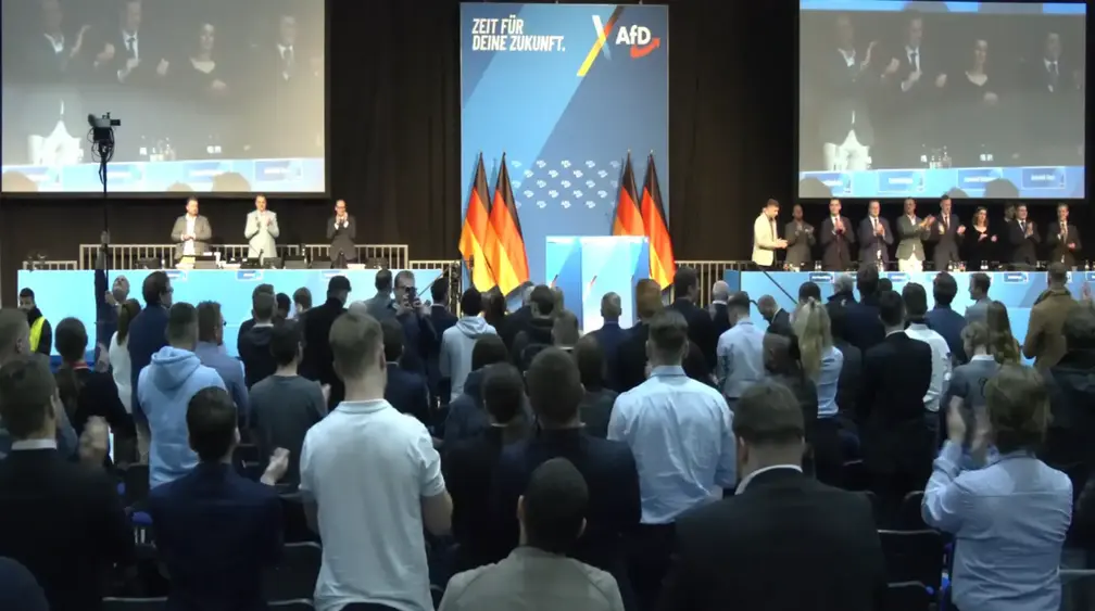 FOTOGRAFÍA. GIESSEN (ALEMANIA), 29 D ENOVIEMBRE DE 2025. La mandataria de la formación patriota anti-WOKE y anti-globalismo alemana Alternative für Deutschland (AFD), en español "Alternativa para Alemania (AfD), Alice Weidel, ha participado este sábado a la asamblea fundacional de la organización juvenil patriota de esta formación política que es en la actualidad la primera en los sondeos, llamada "Generation Deutschland", en español "Generación Alemania", desafiando a los grupos nazis Antifa movilizados por las organizaciones del nacionalsocialismo de siempre, liderados por sindicalista nacionalsocialista Deutscher Gewerkschaftsbund (DGB), herramienta del fracasado nazismo-socialista alemán. Lasvocesdelpueblo (Ñ Pueblo)