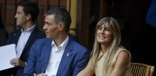 FOTOGRAFÍA. MADRID (REINO DE ESPAÑA), FECHA RELACIONADA CON LA IMAGEN, 05 DE NOVIEMBRE DE 2025. En un auto  conocido este miércoles el magistrado-juez instructor del Caso Begoña Gómez —causa contra la mujer del presidente del Gobierno español y secretario general del Partido Socialista (PSOE) Pedro Sánchez Pérez-Castejón (i); —Begoña Gómez Fernández (Begoña Gómez) (d)—; su asesora, la imputada María Cristina Álvarez Rodríguez (Cristina Álvarez); el actual delegado del Gobierno en Madrid, Francisco Martín Aguirre, y el empresario Juan Carlos Barrabés; acuerda continuar la investigación del caso tras rechazar las trabas de la defensa y de la Fiscalía, que ya mismo "depende" del Gobierno de Pedro Sánchez Pérez-Castejón. Lasvocesdelpueblo (Ñ Pueblo)