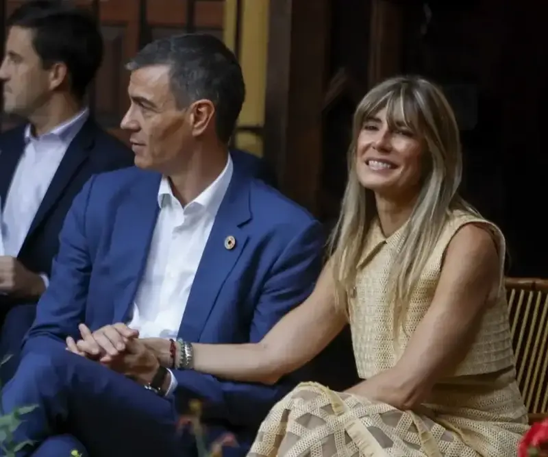 Caso Begoña | Imputada Judit González Pedraz (Presidencia del Gobierno) FOTOGRAFÍA. MADRID (REINO DE ESPAÑA), FECHA RELACIONADA CON LA IMAGEN, 05 DE NOVIEMBRE DE 2025. En un auto conocido este miércoles el magistrado-juez instructor del Caso Begoña Gómez —causa contra la mujer del presidente del Gobierno español y secretario general del Partido Socialista (PSOE) Pedro Sánchez Pérez-Castejón (i); —Begoña Gómez Fernández (Begoña Gómez) (d)—; su asesora, la imputada María Cristina Álvarez Rodríguez (Cristina Álvarez); el actual delegado del Gobierno en Madrid, Francisco Martín Aguirre, y el empresario Juan Carlos Barrabés; acuerda continuar la investigación del caso tras rechazar las trabas de la defensa y de la Fiscalía, que ya mismo "depende" del Gobierno de Pedro Sánchez Pérez-Castejón. Lasvocesdelpueblo (Ñ Pueblo)