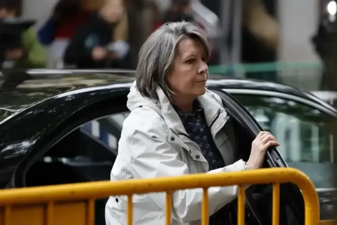 Celia Rodríguez, En el PSOE se metía el dinero en sobres para no llevarlo en la mano FOTOGRAFÍA. MADRID (REINO DE ESPAÑA), 13 DE NOVIEMBRE DE 2025. Celia Rodríguez, trabajadora de la Secretaría de Organización del Partido Socialista (PSOE), a su llegada al Tribunal Supremo. Efe