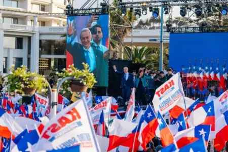 FOTOGRAFÍA. VIÑAR DE MAR (CHILE), 07 DE NOVIEMBRE DE 2025. En la tradicional Avenida Perú, detrás de la Plaza Colombia y frente al mar, en la ciudad de Viñar de Mar, la formación patriota socia de VOX, Partido Republicano de Chile, realizó el cierre de campaña regional de José Antonio Kast y los candidatos republicanos al Congreso en la Región de Valparaíso. Más de 2.500 personas participaron en la actividad, que contó con la presencia del presidente del Partido Republicano y candidato al Senado, Arturo Squella; los diputados y candidatos a la reelección Chiara Barchiesi y Luis Fernando Sánchez; además de Alberto Soto y Soledad Loyola, candidatos al Senado; y Manuel Millones, Benjamín Lorca, Rafael González, Ángela Carrasco y Sebastián Zamora, candidatos a diputado por los distritos 6 y 7. Partido Republicano de Chile/Lasvocesdelpueblo (Ñ Pueblo)
