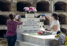 La Iglesia católica celebra la festividad del Día de Todos los Santos FOTOGRAFÍA. SEVILLA (ANDALUCÍA) REINO DE ESPAÑA, 26 DE OCTUBRE DE 2025. Dos personas limpian y colocan flores como preparativo del Día de Todos los Santos, este domingo en el cementerio de de San Fernando en Sevilla. Efe
