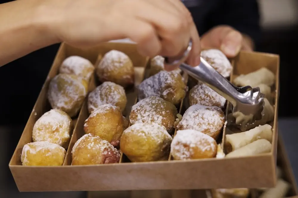 FOTOGRAFÍA. MADRID (REINO DE ESPAÑA), 01 DE NOVIEMBRE DE 2025. Vista de una caja de los tradicionales huesos de santo y buñuelos de viento en una de las tiendas de Viena Capellanes en Madrid. Efe