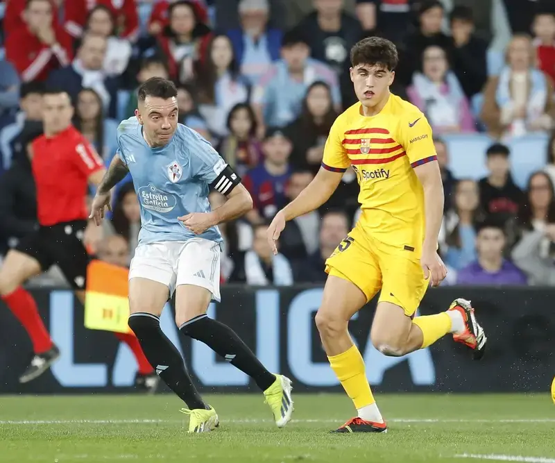 El Barça obligado a no pinchar en Vigo ante el Celta FOTOGRAFÍA. VIGO (GALICIA) REINO DE ESPAÑA, 17 DE FEBRERO DE 2024. El delantero del Celta de Vigo Iago Aspas Juncal y el defensa del Barcelona Pau Cubarsí. Efe