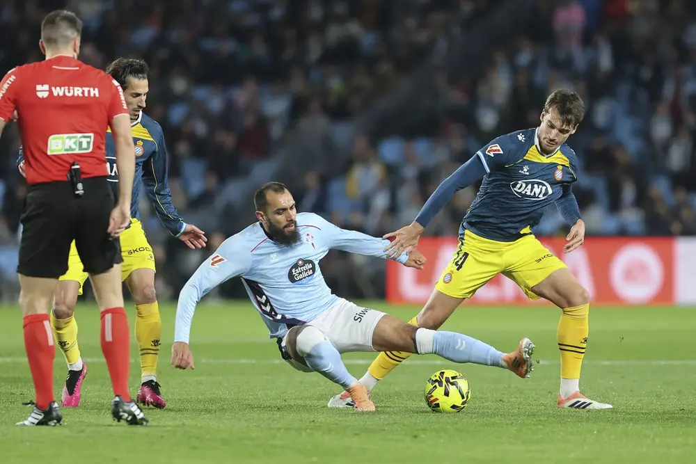 FOTOGRAFÍA. VIGO (GALICIA) REINO DE ESPAÑA, 30 DE NOVIEMBRE DE 2025. El Espanyol multiplicó este domingo sus opciones de alcanzar una plaza europea tras derrotar al Celta en Balaídos, donde Kike García, con un gol de cabeza en el minuto 86 tras un córner ejecutado por Edu Expósito, desniveló un duelo igualado y de pocas ocasiones (0-1). Efe