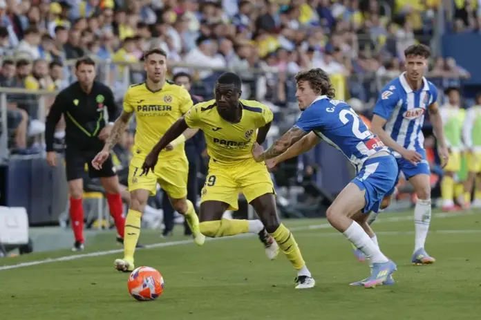 FOTOGRAFÍA. VILA-REAL (CASTELLÓN) COMUNIDAD VALENCIANA) REINO DE ESPAÑA, 27 DE ABRIL DE 2025. El delantero del Villarreal Tajon Buchanan (i) y el defensa del Espanyol Carlos Romero durante el partido de Liga de la pasada temporada. Efe
