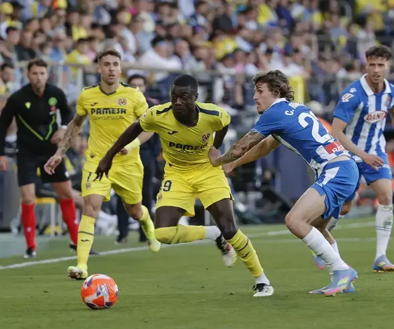 El Espanyol espera subsanar ante el Villarreal el traspié de Mendizorroza FOTOGRAFÍA. VILA-REAL (CASTELLÓN) COMUNIDAD VALENCIANA) REINO DE ESPAÑA, 27 DE ABRIL DE 2025. El delantero del Villarreal Tajon Buchanan (i) y el defensa del Espanyol Carlos Romero durante el partido de Liga de la pasada temporada. Efe