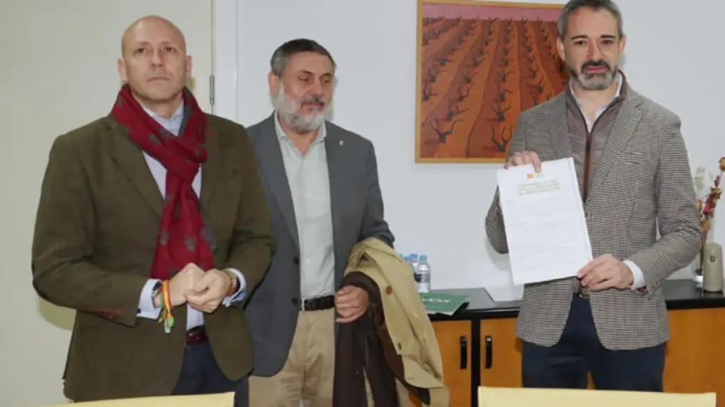 FOTOGRAFÍA. VALLADOLID (CASTILLA Y LEÓN) REINO DE ESPAÑA, 15 DE NOVIEMBRE DE 2025. El portavoz del Grupo Parlamentario Vox, David Hierro Santos (d); muestra el documento con sus propuestas, arrugado por el presidente de la Junta de Castilla y León por el Partido Popular (PP), Alfonso Fernando Fernández Mañueco; el pasado mes de marzo, momentos antes de su reunión con el consejero de Economía y Hacienda de la Junta de Castilla y León por el socialismo azul Partido Popular (PP), Carlos Javier Amando Fernández Carriedo (Carlos Fernández Carriedo); para abordar un posible pacto para aprobar el proyecto de Presupuestos Generales de la Comunidad para el año 2026. Efe