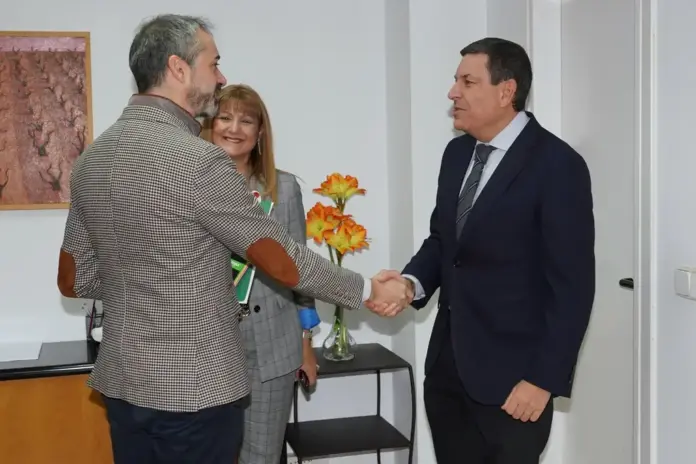 El PP entre adelanto electoral o un sí a VOX en Castilla y León (2) FOTOGRAFÍA. VALLADOLID (CASTILLA Y LEÓN) REINO DE ESPAÑA, 15 DE NOVIEMBRE DE 2025. El consejero de Economía y Hacienda de la Junta de Castilla y León por el socialismo azul Partido Popular (PP), Carlos Javier Amando Fernández Carriedo (Carlos Fernández Carriedo) (d), se reúne con el portavoz del Grupo Parlamentario Vox, David Hierro Santos (i); para abordar un posible pacto para aprobar el proyecto de Presupuestos Generales de la Comunidad para el año 2026. Efe