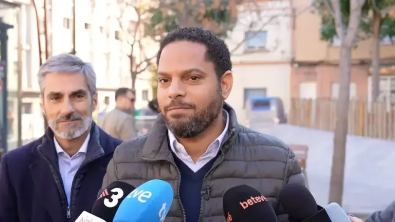 FOTOGRAFÍA. BARRIO DE EL CARMEL (CIUDAD CONDAL) BARCELONA (CATALUÑA) REINO DE ESPAÑA, 25 DE NOVIEMBRE DE 2025. El secretario general de VOX y presidente del Grupo Parlamentario en el Parlamento de Cataluña, Ignacio Garriga Vaz de Conceiçao (d); junto al líder de la agrupación de la Resistencia en la Ciudad Condal barcelonesa y presidente del Grupo Municipal en el Ayuntamiento de Barcelona, Gonzalo de Oro-Pulido Plaza (i), visitan el barrio de El Carmelo —una barriada del distrito de Horta-Guinardó, ubicada en la parte alta de la ciudad  de Barcelona—. Lasvocesdelpueblo (Ñ Pueblo)