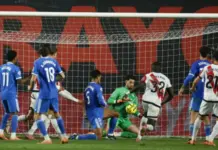 El Real Madrid cosecha su primer empate en Vallecas frente al Rayo FOTOGRAFÍA. MADRID (REINO DE ESPAÑA), 09 DE NOVIEMBRE DE 2025. El portero argentino del Rayo Vallecano Augusto Batalla (c-d) atrapa un balón durante el partido de la jornada 12 de LaLiga EA Sports que Rayo Vallecano y Real Madrid disputaron en el Estadio de Vallecas, en la capital española. Efe