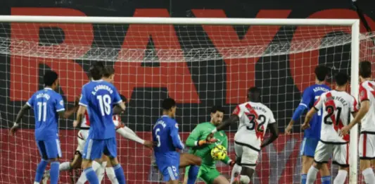 FOTOGRAFÍA. MADRID (REINO DE ESPAÑA), 09 DE NOVIEMBRE DE 2025. El portero argentino del Rayo Vallecano Augusto Batalla (c-d) atrapa un balón durante el partido de la jornada 12 de LaLiga EA Sports que Rayo Vallecano y Real Madrid disputaron en el Estadio de Vallecas, en la capital española. Efe