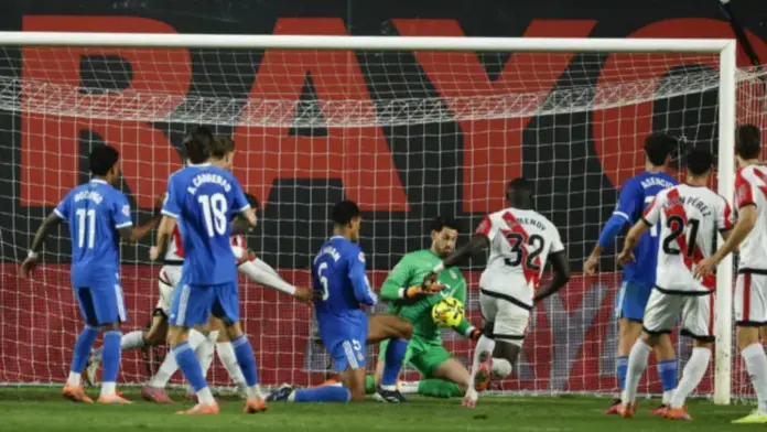El Real Madrid cosecha su primer empate en Vallecas frente al Rayo (1) FOTOGRAFÍA. MADRID (REINO DE ESPAÑA), 09 DE NOVIEMBRE DE 2025. El portero argentino del Rayo Vallecano Augusto Batalla (c-d) atrapa un balón durante el partido de la jornada 12 de LaLiga EA Sports que Rayo Vallecano y Real Madrid disputaron en el Estadio de Vallecas, en la capital española. Efe