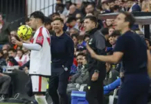 Xabi Alonso lamenta el empate cosechado frente al Rayo FOTOGRAFÍA. MADRID (REINO DE ESPAÑA), 09 DE NOVIEMBRE DE 2025. El técnico del Real Madrid, Xavi Alonso (1i), durante el partido de la jornada 12 de LaLiga EA Sports que Rayo Vallecano y Real Madrid disputaron en el Estadio de Vallecas, en la capital española. Efe