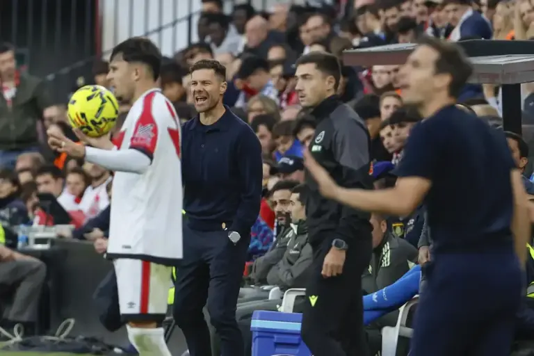 FOTOGRAFÍA. MADRID (REINO DE ESPAÑA), 09 DE NOVIEMBRE DE 2025. El técnico del Real Madrid, Xavi Alonso (1i), durante el partido de la jornada 12 de LaLiga EA Sports que Rayo Vallecano y Real Madrid disputaron en el Estadio de Vallecas, en la capital española. Efe