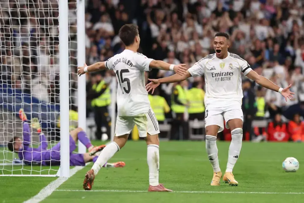 FOTOGRFAÍA. MADRID (REINO DE ESPAÑA), 01 DE OCTUBRE DE 2025. El Real Madrid goleó al Valencia (4-0) en una noche de fiesta para Kylian Mbappé. Celebró con su afición la Bota de Oro que se le entregó el viernes, marcó un doblete que pudo ser triplete, pero le dejó el segundo penalti a un Vinícius que, en el foco por su comportamiento tras ser sustituido en el clásico, lo falló. Y Bellingham y Carreras completaron el marcador ante un Valencia abatido. Efe