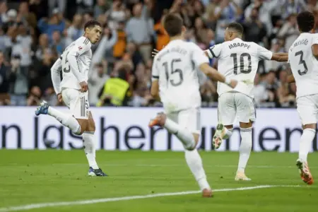 FOTOGRFAÍA. MADRID (REINO DE ESPAÑA), 01 DE OCTUBRE DE 2025. El delantero del Real Madrid Kylian Mbappé (2d) celebra su gol, primero del equipo blanco, durante el partido de la jornada 11 de LaLiga que Real Madrid y Valencia CF disputan en el estadio Santiago Bernabéu. Efe