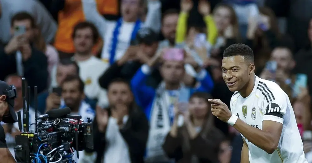 FOTOGRFAÍA. MADRID (REINO DE ESPAÑA), 01 DE OCTUBRE DE 2025. El delantero del Real Madrid Kylian Mbappé celebra su gol, primero del equipo blanco, durante el partido de la jornada 11 de LaLiga que Real Madrid y Valencia CF disputan este sábado en el estadio Santiago Bernabéu. Efe