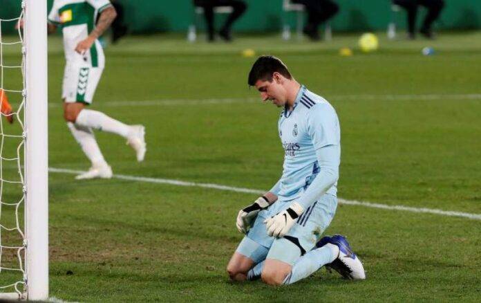 FOTOGRAFÍA. ELCHE (ALICANTE) ESPAÑA, 30 DE DICIEMBRE DE 2020. El guardameta belga del Real Madrid, Thibaut Courtois, tras encajar el primer gol durante el encuentro correspondiente a la decimosexta jornada de primera división que disputaron frente al Elche en el estadio Martínez Valero de la localidad alicantina. Efe  