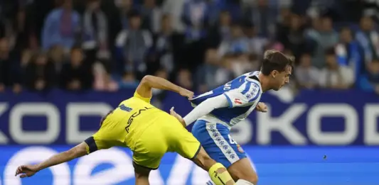 FOTOGRAFÍA. CORNELLÁ DE LLOBREGAT (BARCELONA) REINO DE ESPAÑA, 08 DE NOVIEMBRE DE 2025. El centrocampista del Espanyol Urko González de Zárate (d) disputa un balón con el delantero del Villarreal Gerard Moreno (i) durante el encuentro de la jornada 12 de Laliga EA Sports que Espanyol y Villarreal disputan en el RCDE Stadium. Efe