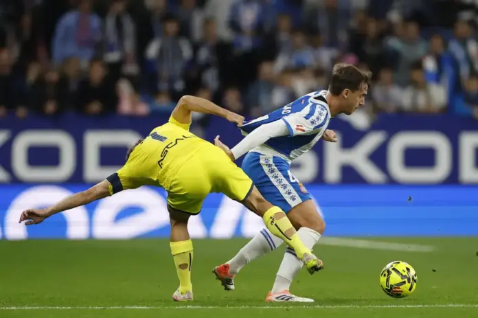 El Villarreal desmontó al Espanyol (0-2) FOTOGRAFÍA. CORNELLÁ DE LLOBREGAT (BARCELONA) REINO DE ESPAÑA, 08 DE NOVIEMBRE DE 2025. El centrocampista del Espanyol Urko González de Zárate (d) disputa un balón con el delantero del Villarreal Gerard Moreno (i) durante el encuentro de la jornada 12 de Laliga EA Sports que Espanyol y Villarreal disputan en el RCDE Stadium. Efe