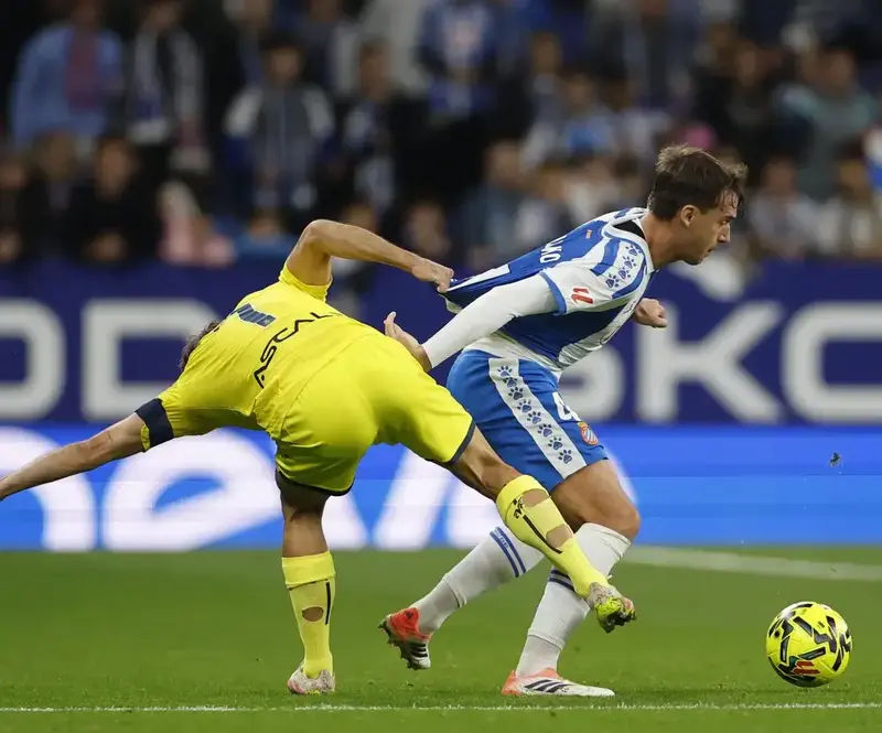 El Villarreal desmontó al Espanyol (0-2) FOTOGRAFÍA. CORNELLÁ DE LLOBREGAT (BARCELONA) REINO DE ESPAÑA, 08 DE NOVIEMBRE DE 2025. El centrocampista del Espanyol Urko González de Zárate (d) disputa un balón con el delantero del Villarreal Gerard Moreno (i) durante el encuentro de la jornada 12 de Laliga EA Sports que Espanyol y Villarreal disputan en el RCDE Stadium. Efe