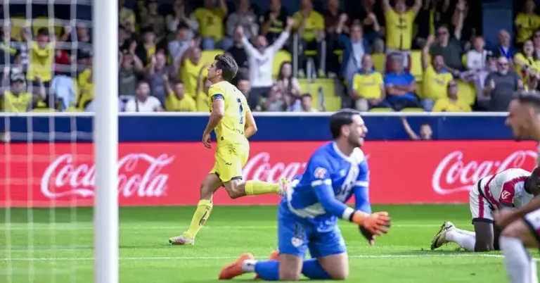 FOTOGRAFÍA. VILLAREAL (CASTILLÓN) COMUNIDAD VALENCIANA (REINO DE ESPAÑA), 01 DE NOVIEMBRE DE 2025. Gerard Moreno (i), del Villarreal, celebra tras marcarle un gol al Rayo Vallecano durante el partido de LaLiga disputado este sábado en Villarreal. Efe
